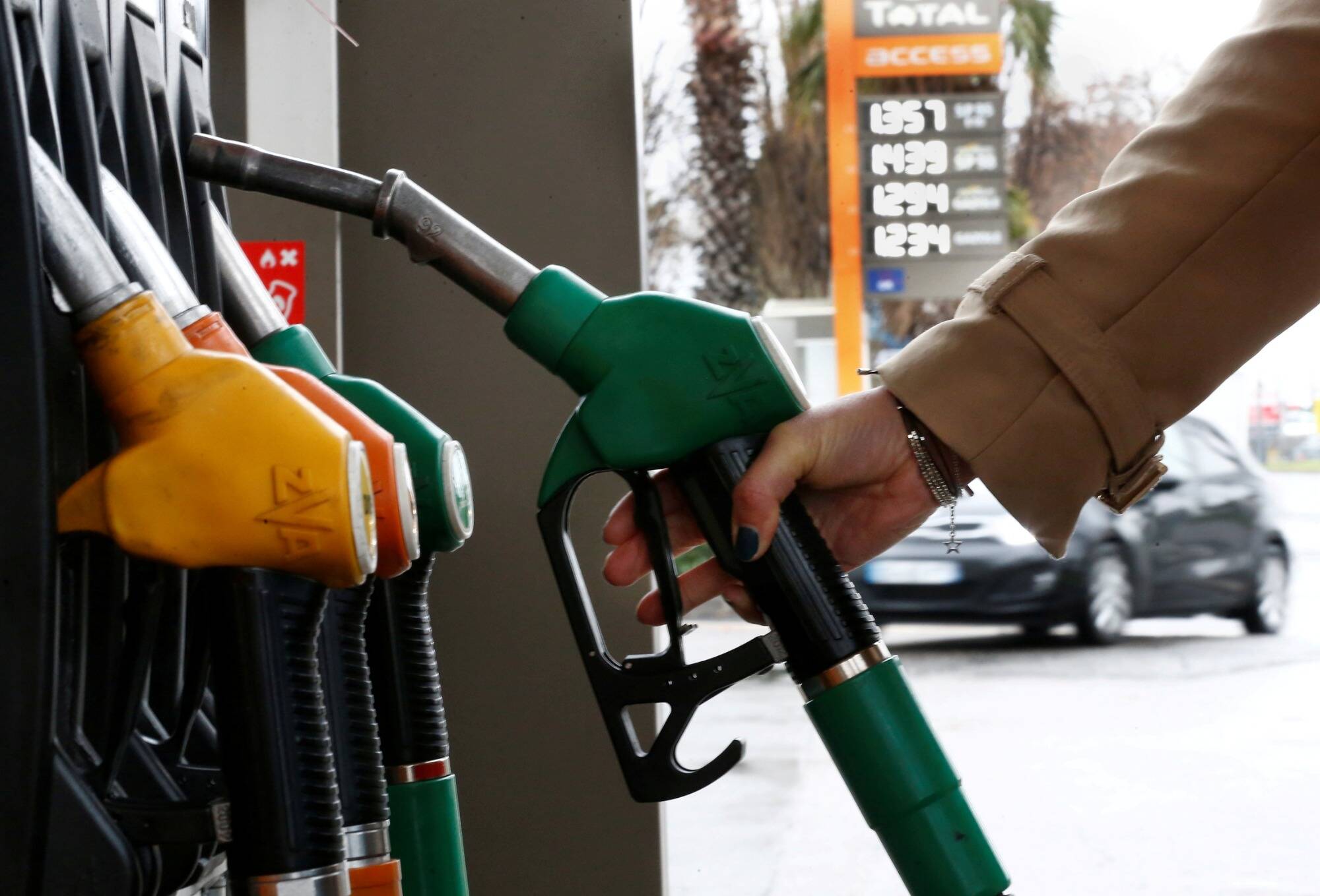 Face à la pénurie de carburant, la préfecture des Alpes-Maritimes ...
